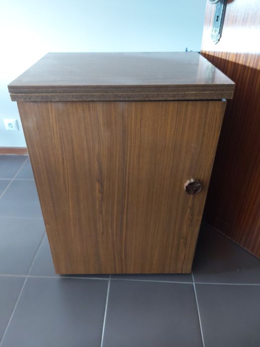 Máquina de costura com móvel