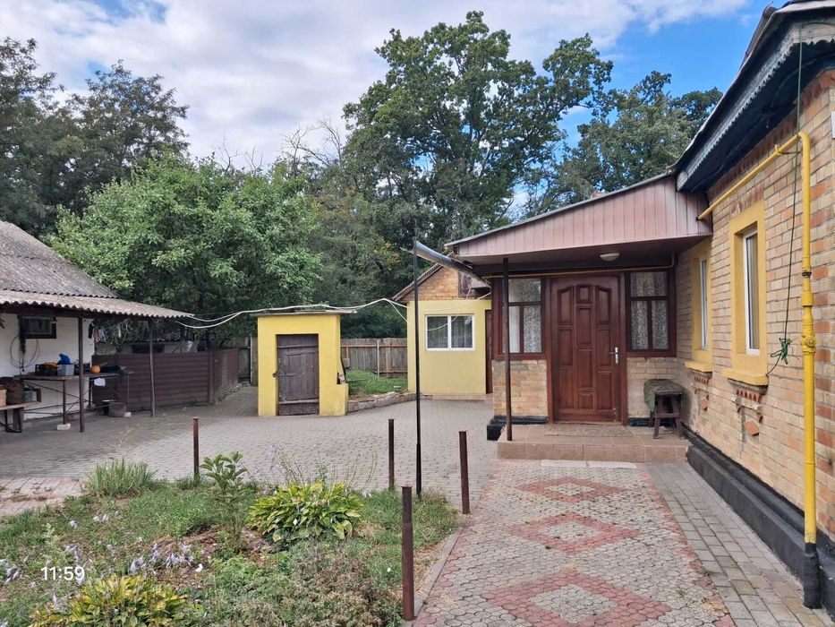 .Продаж великого цегляного будинку з великою ділянкою у с. Сагунівка.