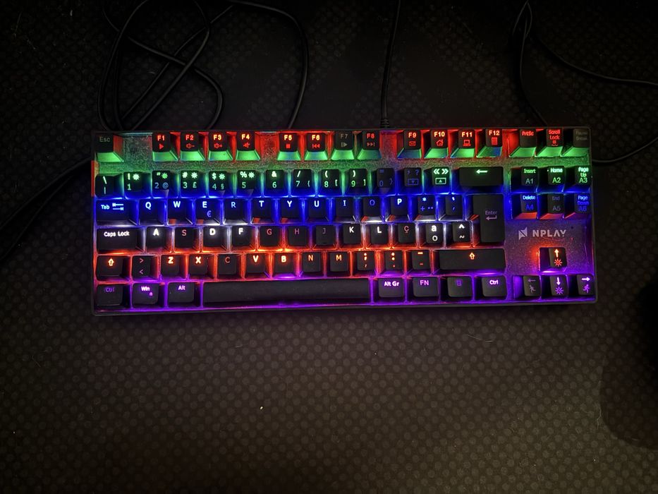 Playstation 4 com 2 comandos +teclado e rato