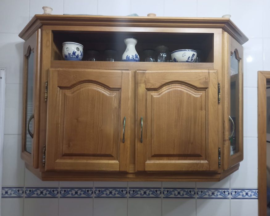 Mobília de cozinha em madeira castanho