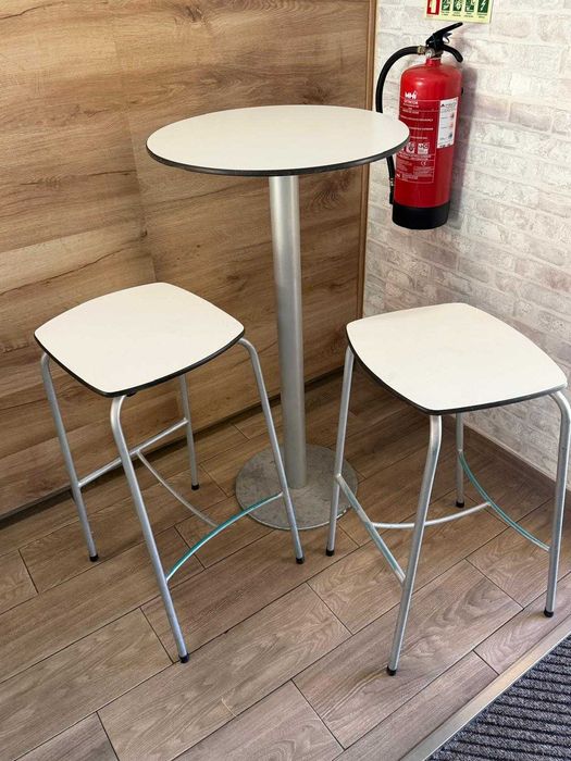 Mesa Alta com 2 Bancos