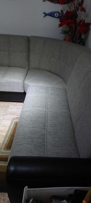 Sofá de Canto com arrumação e faz de cama.