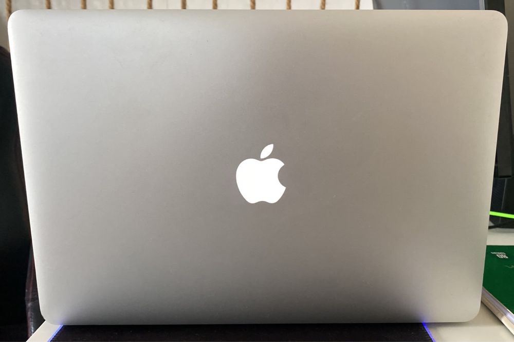 MacBook Pro 15 (2015) - Core i7 2.2GHz 256 Gb SSD - RAM 16 Gb - Prateado