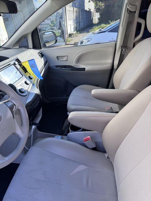 Toyota Sienna 2012 рік
