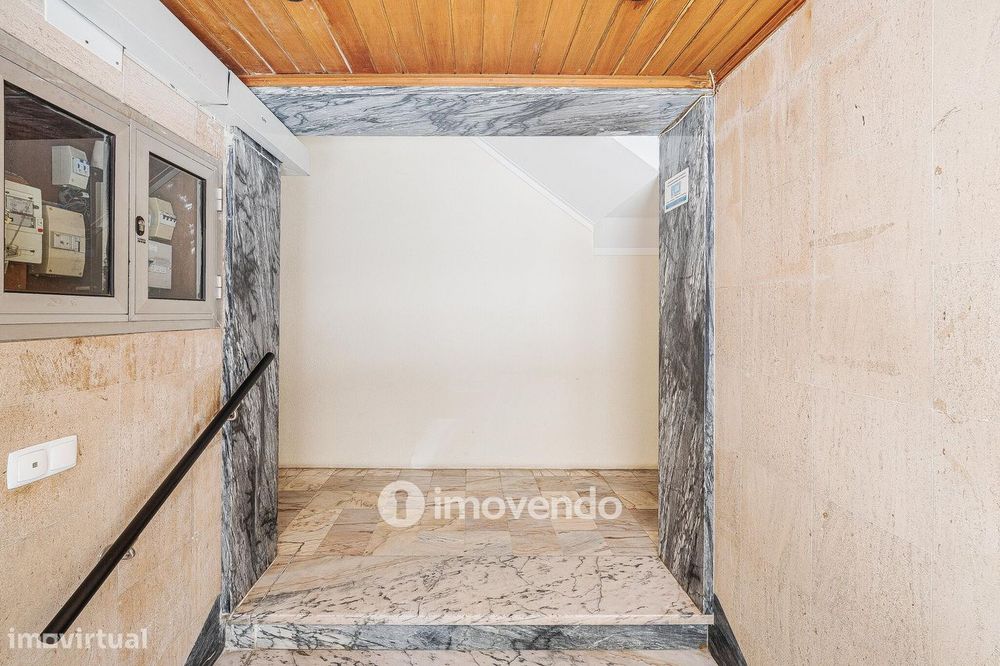 Apartamento T2 remodelado, com cozinha equipada, na Reboleira