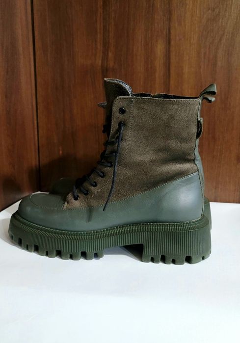 Продам женские замшевые ботинки фирмы estro