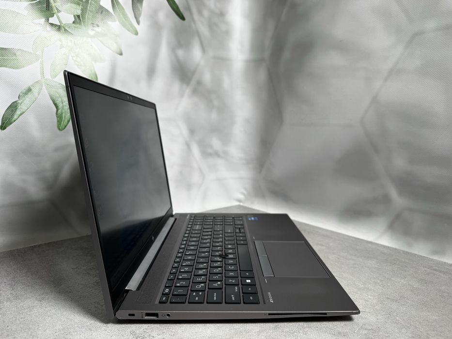 Ноутбук HP ZBook Firefly 15 G8 / i7-1165G7 / 16GB RAM / SSD 512GB / 15.6" FHD IPS / Windows 11 Pro
