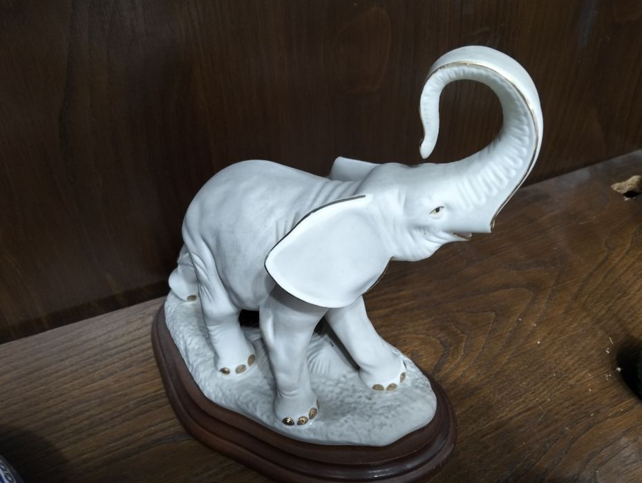 Elefante decorativo com pedra