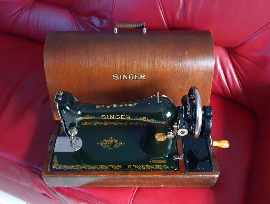 Śliczna maszyna do szycia SINGER  , stan BDB  , sprawna  , tania  .