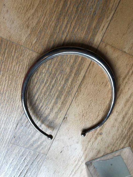 colar prateado aberto