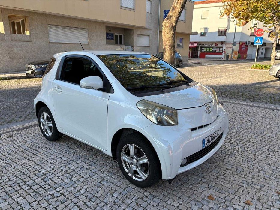 oyota iq – Este citadino compacto destaca-se pela sua agilidade e facilidade de estacionamento.