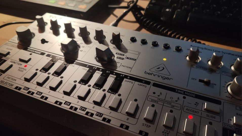 Syntezator Behringer TD-3-SR (Klon Rolanda TB-303)