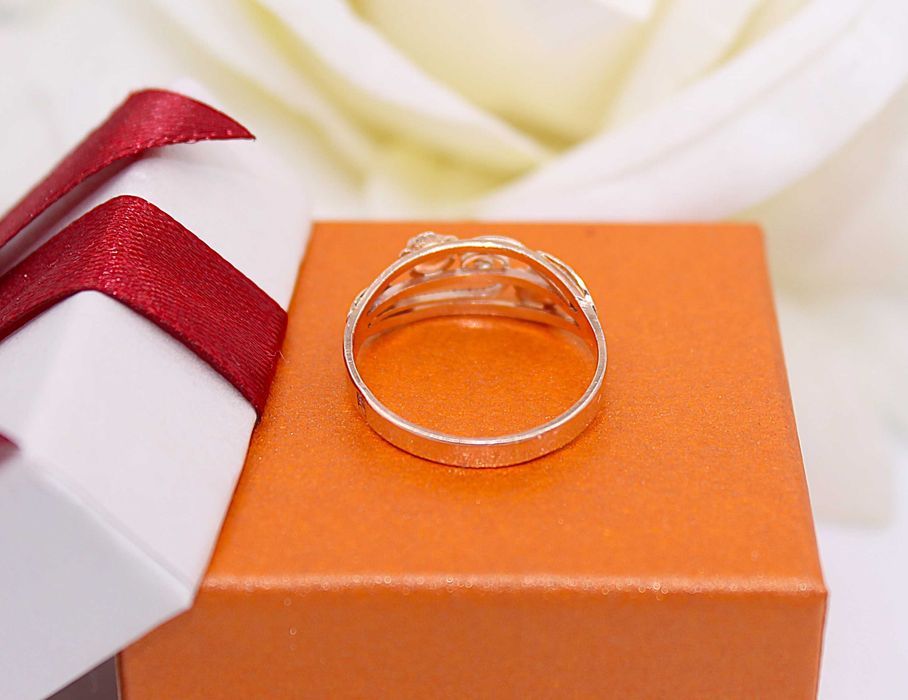 Złoty pierścionek p.585/2,44g z kwiatuszkami na froncie