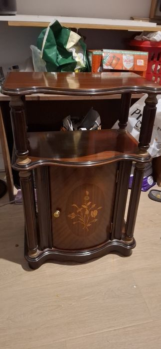 Móveis de apoio em madeira