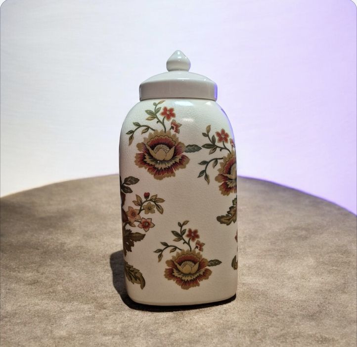 Piękna porcelanowy wazon z przykrywką