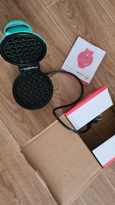 Мини вафельница как новая.