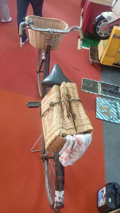 Bicicleta pasteleira de mulher antiga vintage clássica