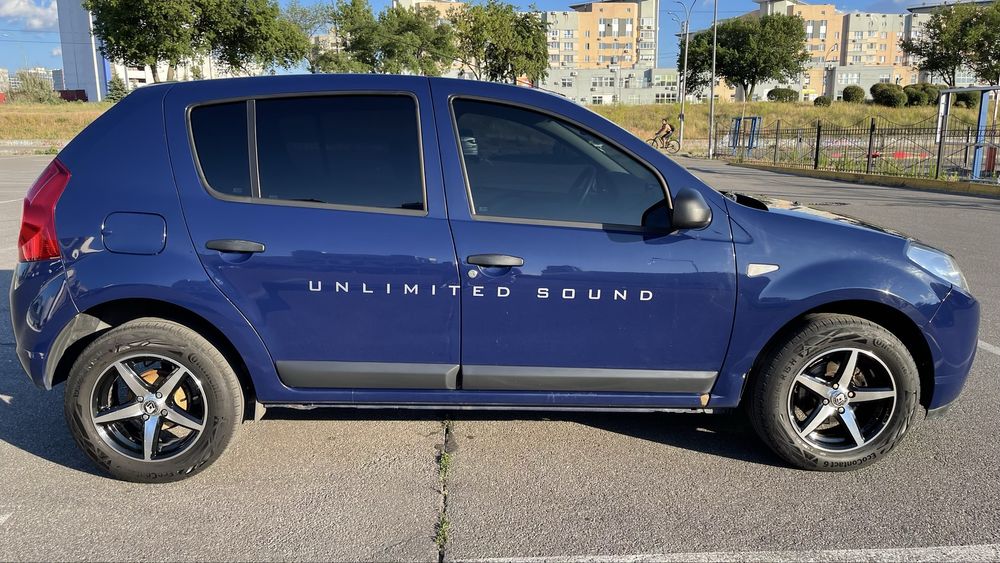 Автомобіль Dacia Sandero