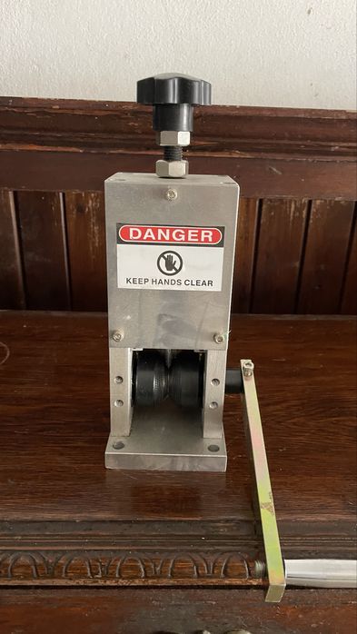 Máquina para descarnar fios