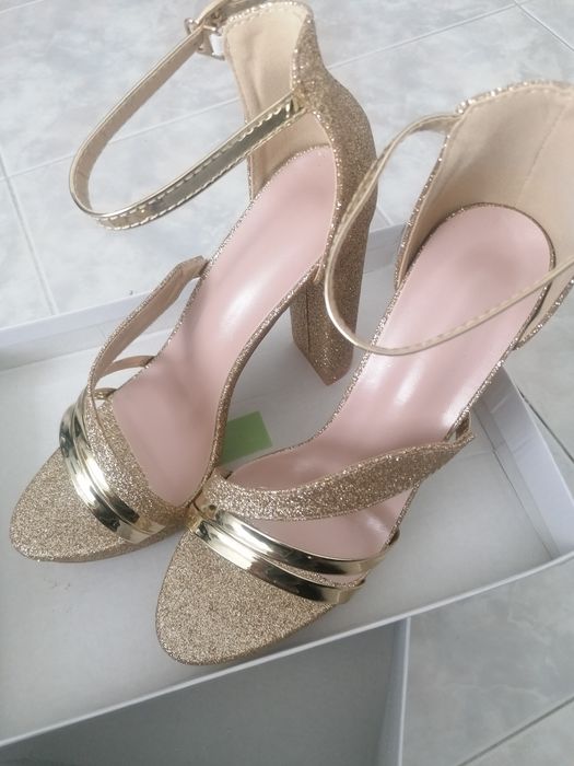 Sandália de plataforma douradas NOVAS