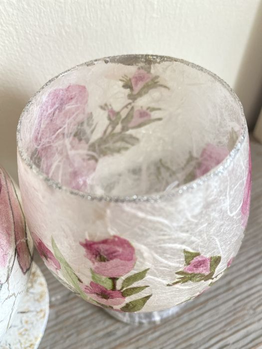 Dwa ozdobne kieliszki decoupage