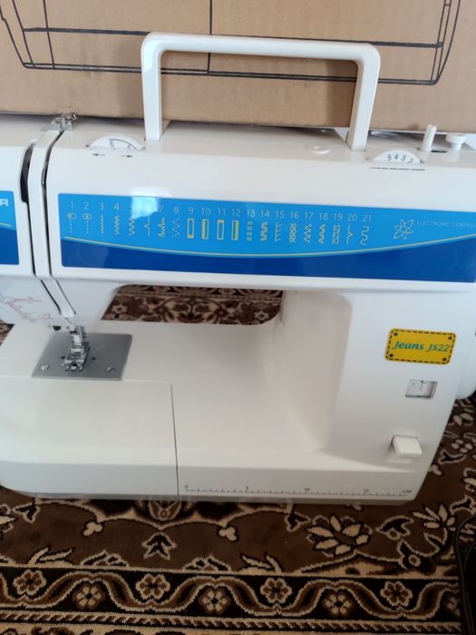 Продаю швейную машину.