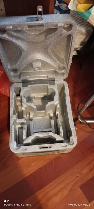 Drone DJI Phantom 4 e peças sobressalentes