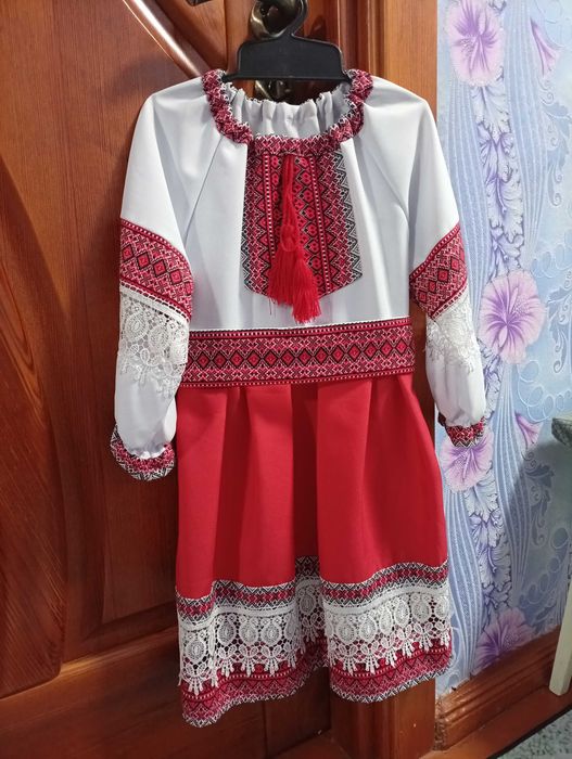 Вишиванка на дівчинку.