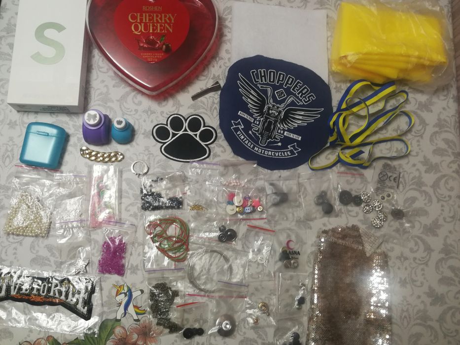 Набір для рукоділля,ґудзики,нашивки,бісер,проволока,ланцюжок,коробочк