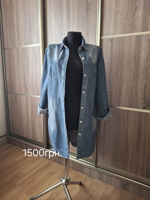 Модний джинсовий одяг в хорошому стані