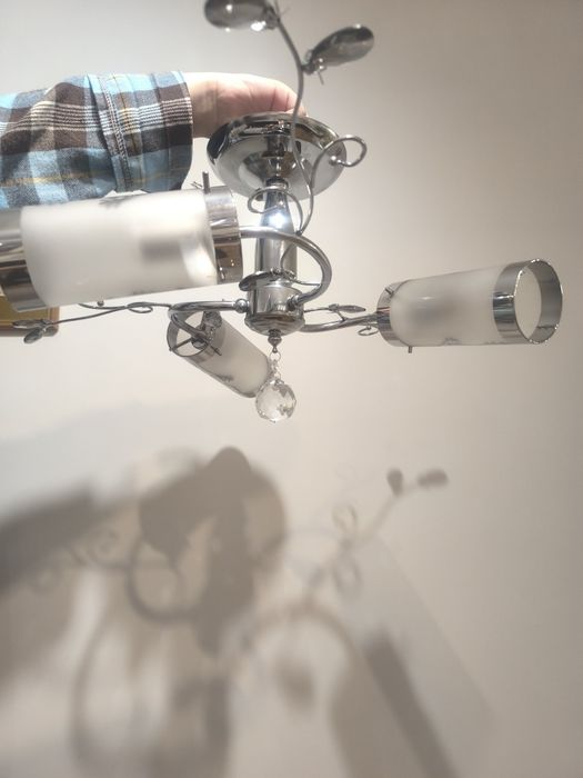 Люстра на три лампи