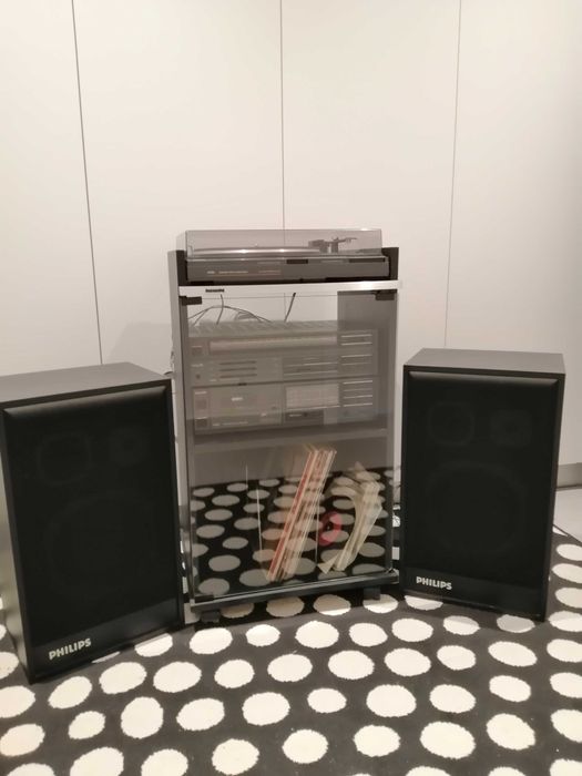 Aparelhagem gira discos marca Philips e duas colunas com movel