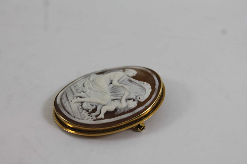 Piękna złota broszka 750 5,24g