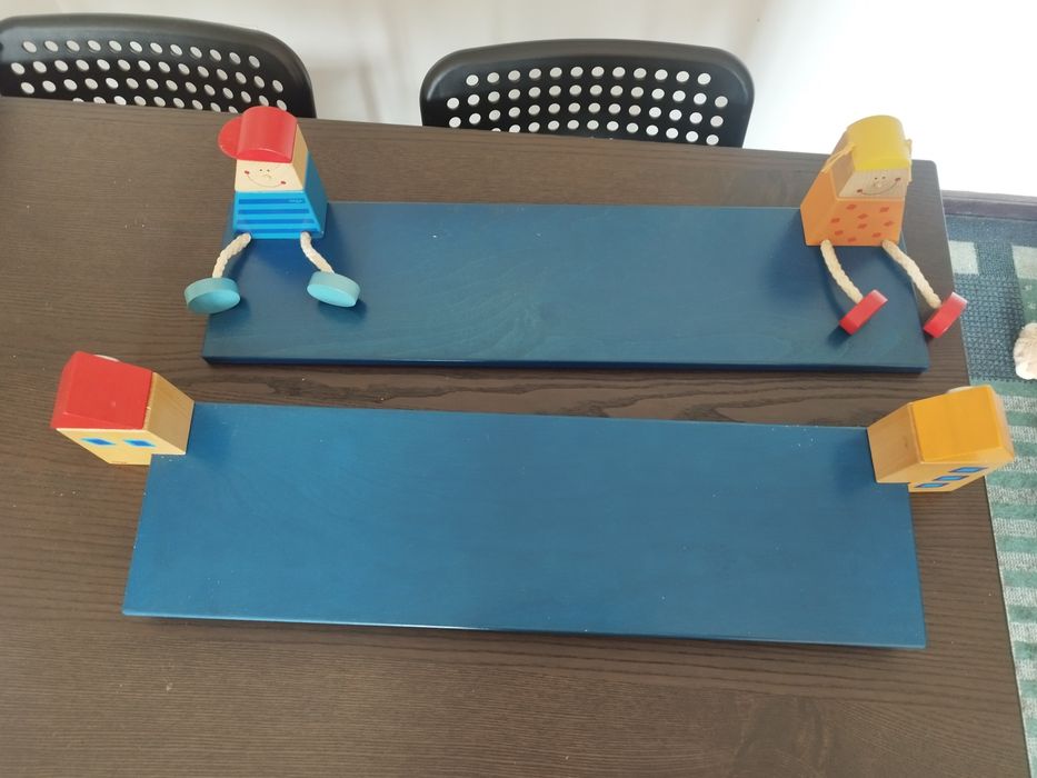 Duas estantes p/ quarto de criança