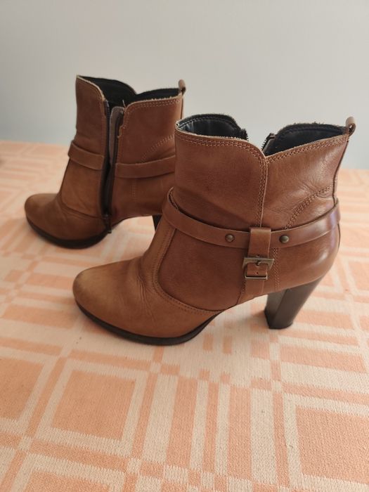 Botas curtas pretas e castanhas
