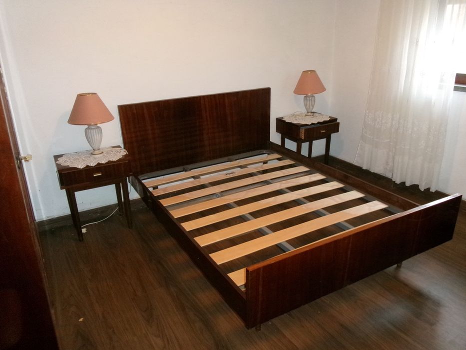 Estrutura da cama + 2 mesas de cabeceira