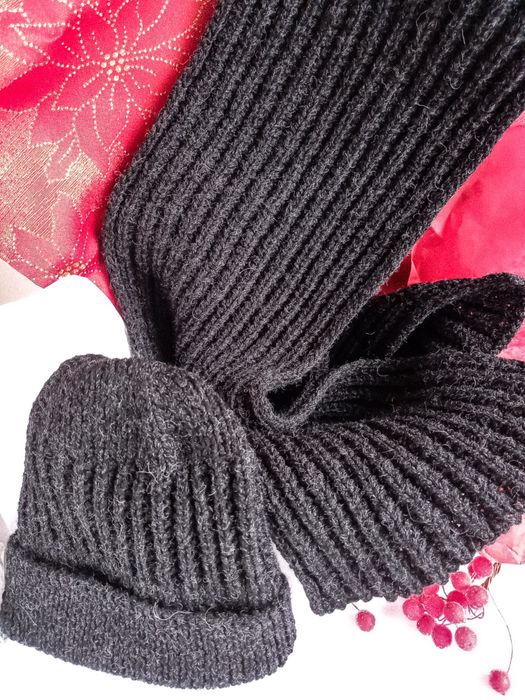 Комплект із шапки та шарфа в'язаний