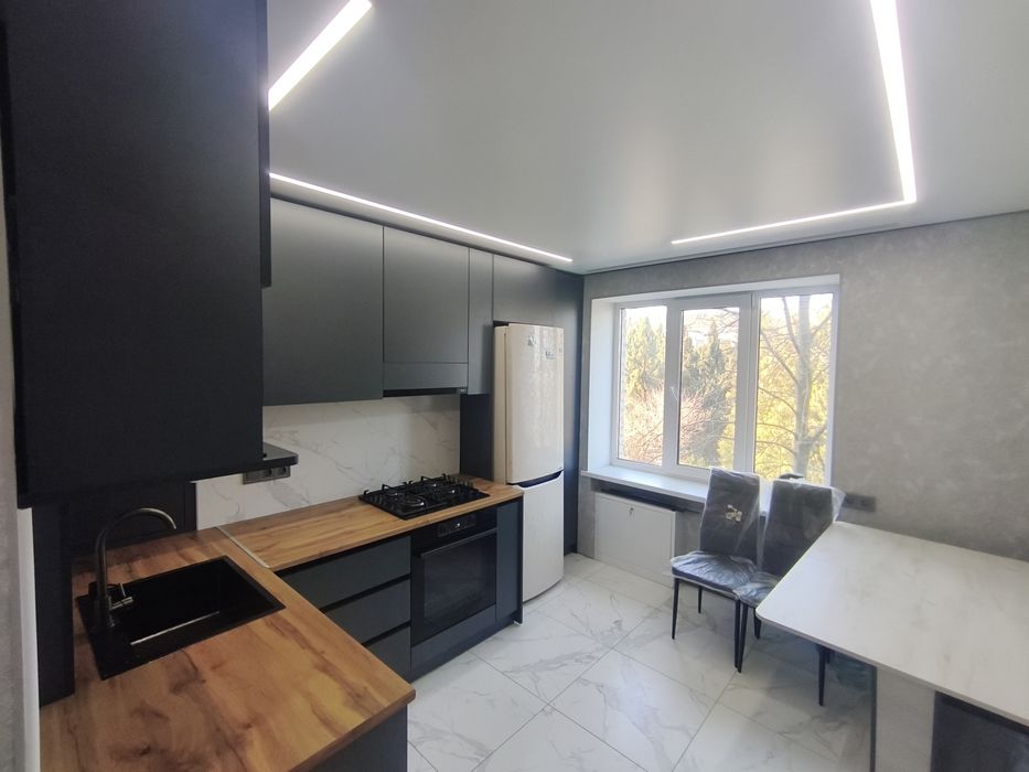 Продам квартиру покращеного планування м . Гнівань