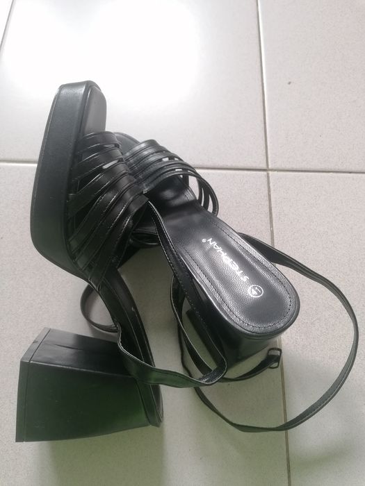 Sandálias pretas com salto