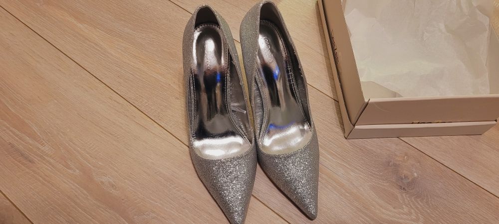 Czółenka srebrne nr 40 używane 2 godziny firmy Deezee