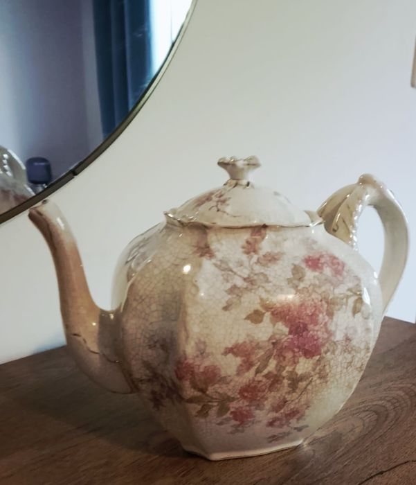 Bule antigo com bico quebrado