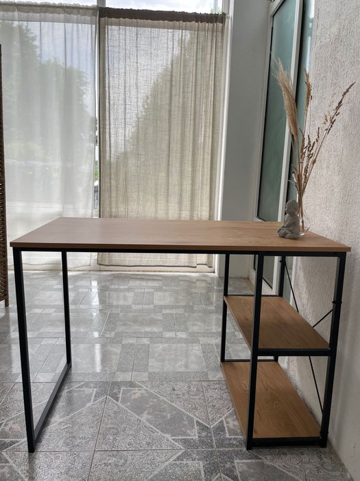 Secretária estilo industrial com prateleiras