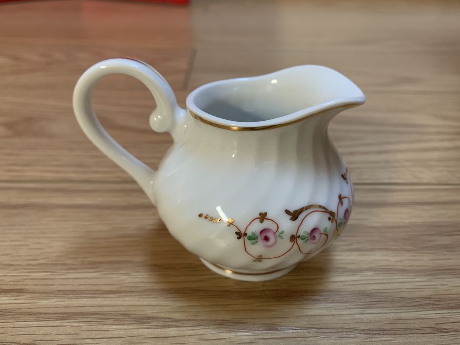 Peças da Vista Alegre pintadas a mão