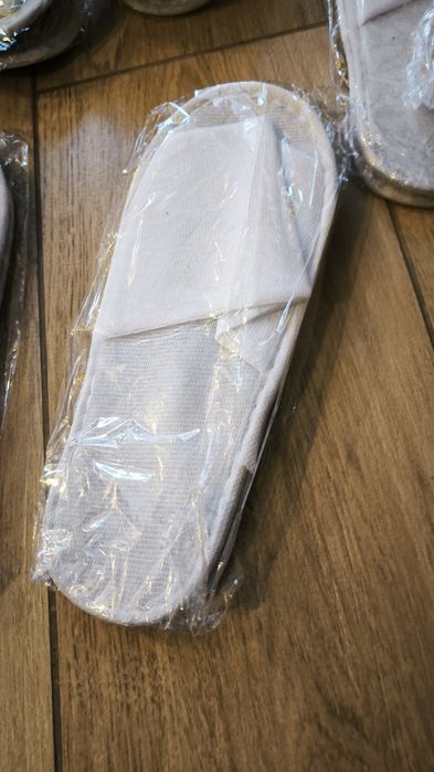 Klapki białe rozmiar 42-43 typu hotelowego, 18 par
