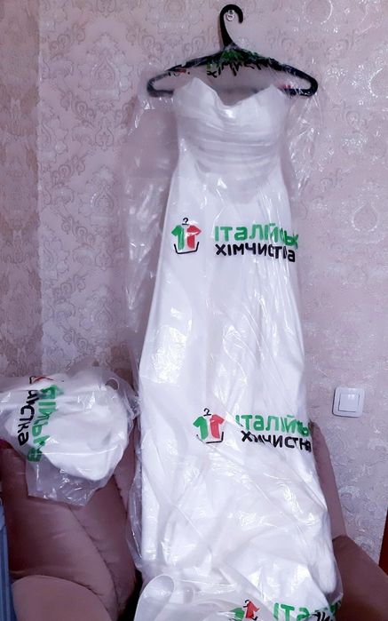 Шикарна весільна сукня зі шлейфом