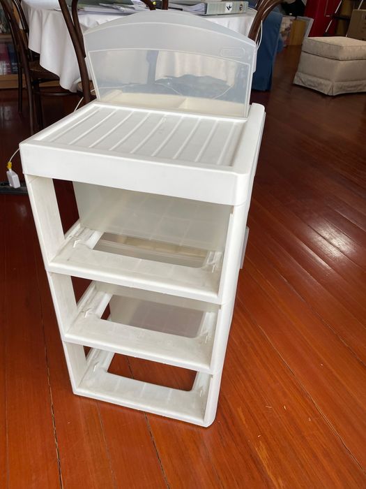 Móvel de plástico branco com 3 grandes gavetas e rodas