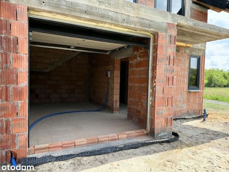 Nowoczesny dom w zabudowie bliźniaczej – 167 m² z garażem i poddaszem.