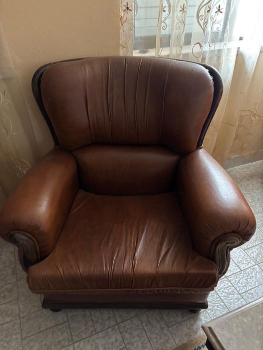 Sofá de 3 lugares + duas poltronas em pele
