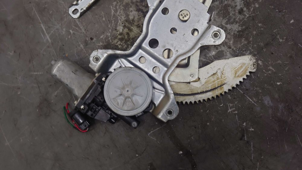 Suzuki Swift IV 5D Podnośnik Szyby Prawy Przód 2 PIN