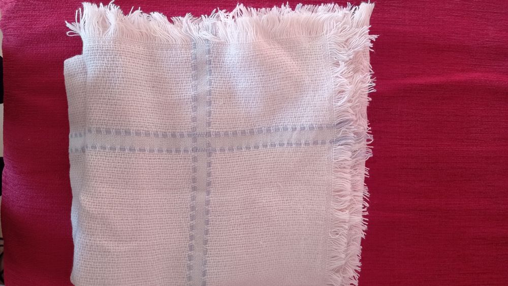 Chusta pudrowy róż w kratkę szarą